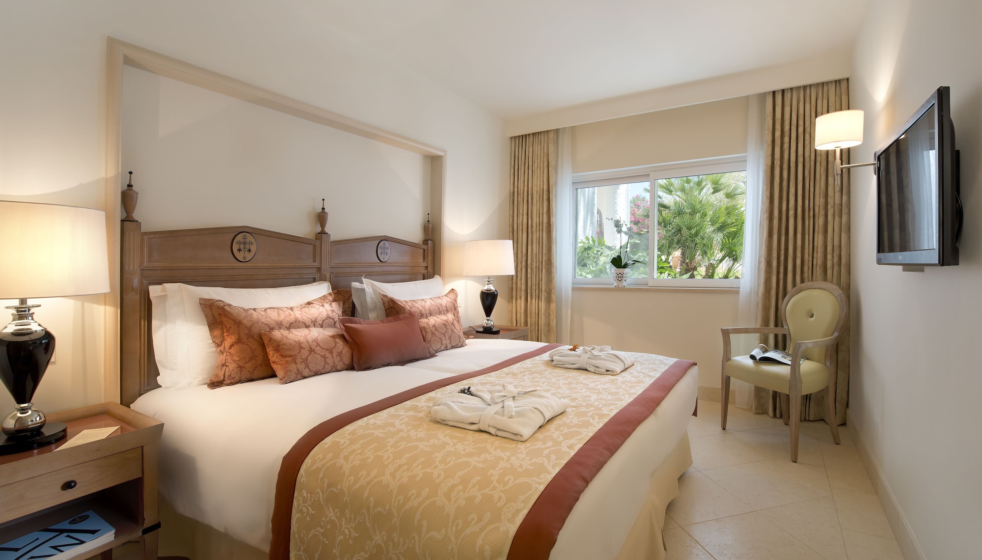 OASIS, FAMILY SUITE