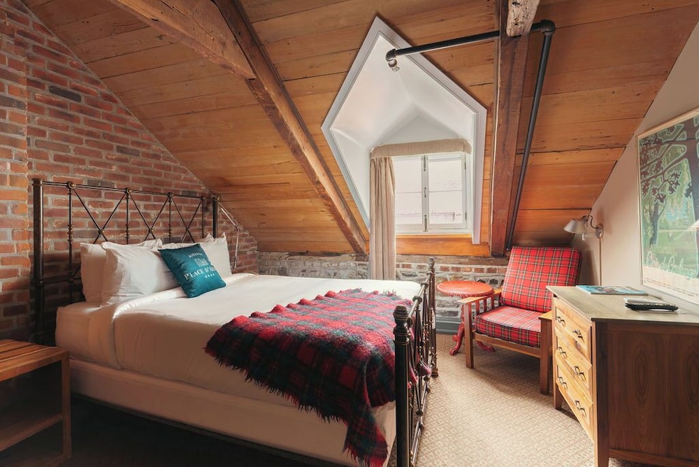 Superior, Queen Bed, Attic