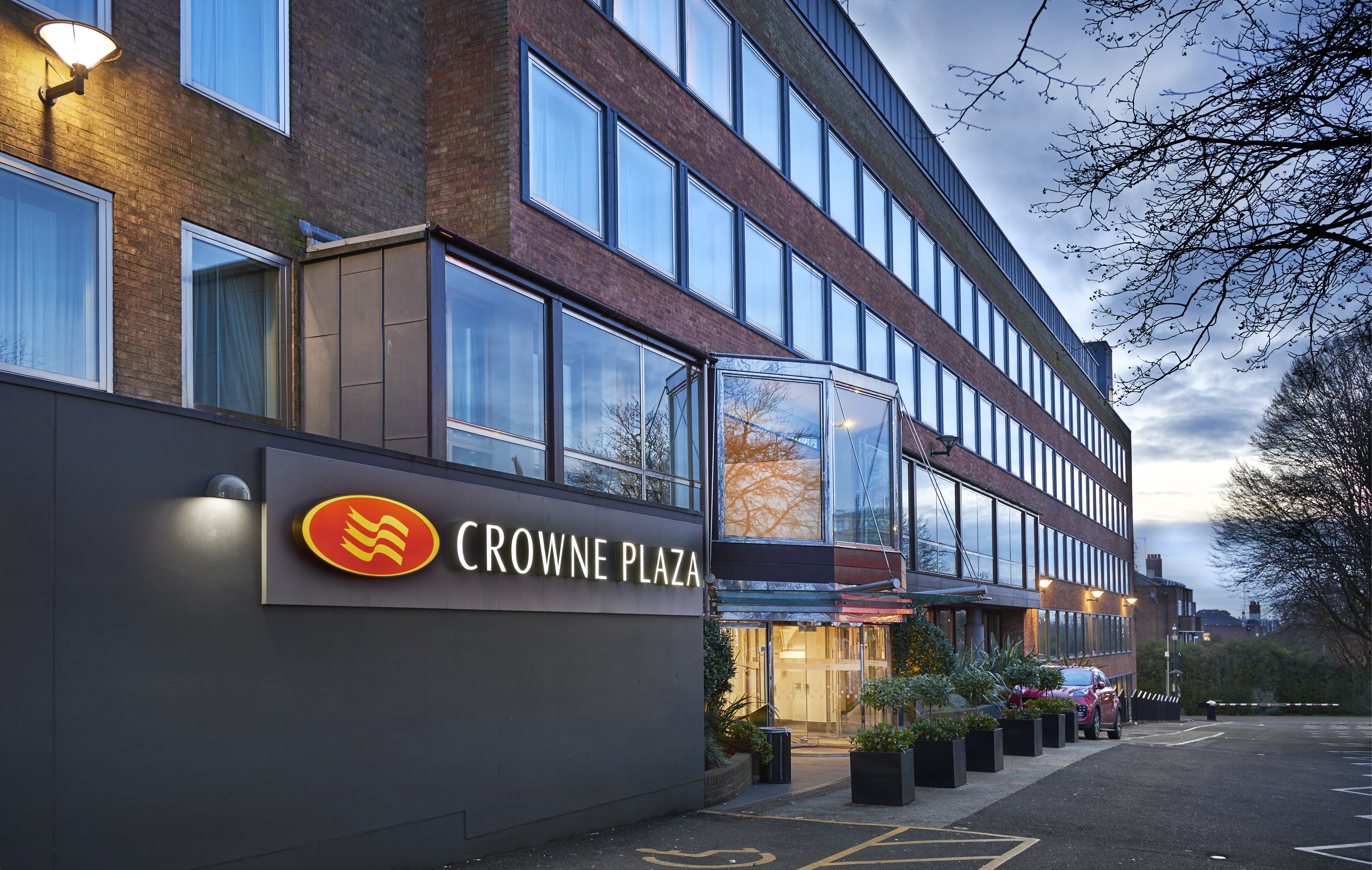 Crowne Plaza Ealing 70/76