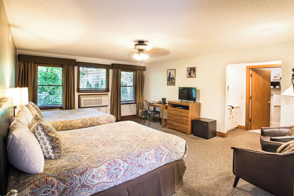 Standard, 2 Queen Beds, Garden Area, Forrest Hills Mountain Resort 4/5
