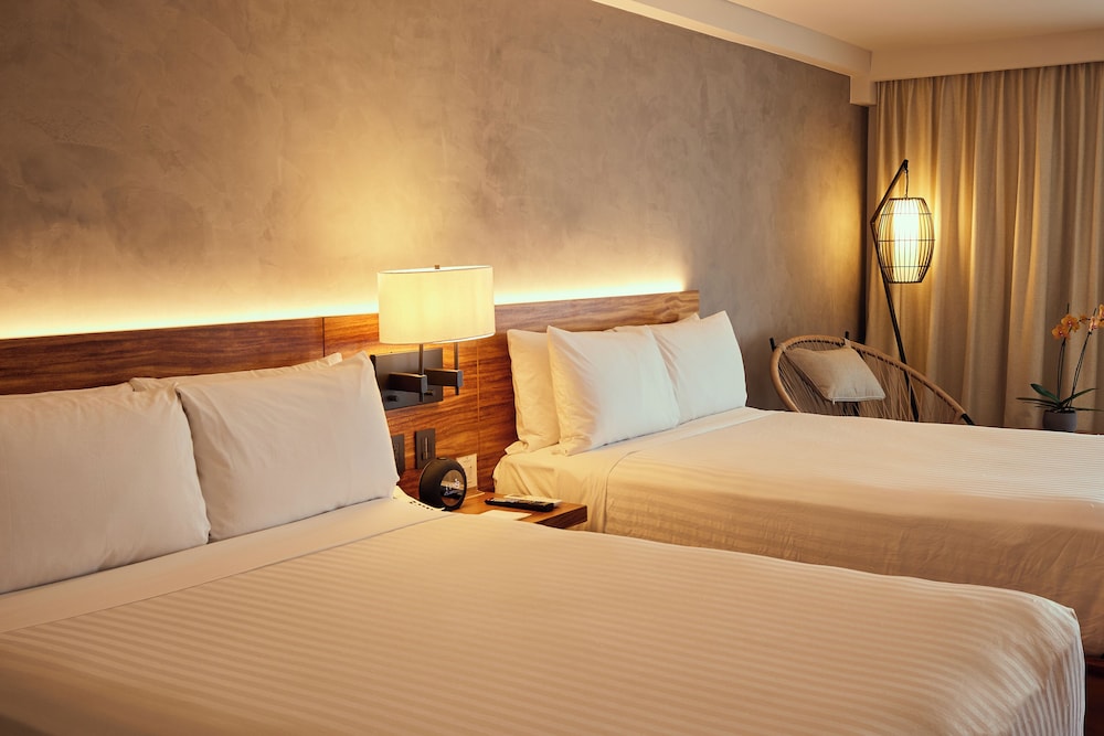 DELUXE, 2 DOUBLE BEDS