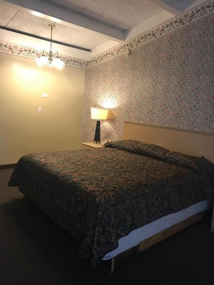 Red Carpet Inn 50/65