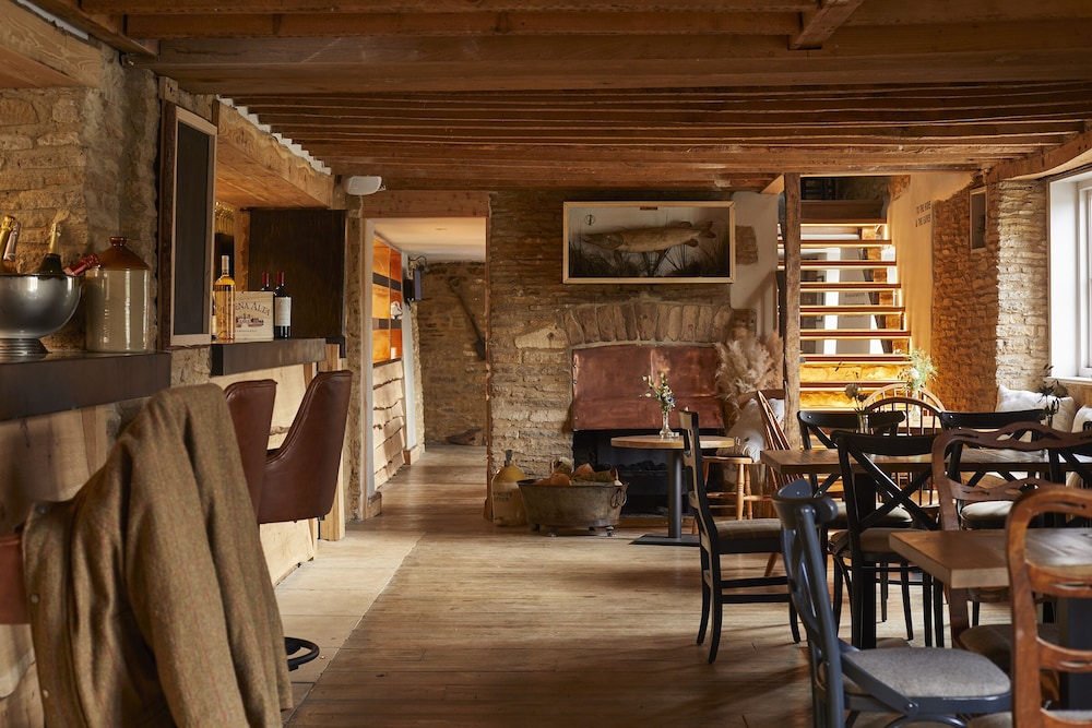 The Crown of Crucis Country Inn And Hotel 19/22