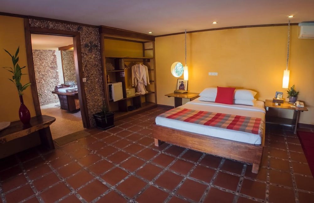 Retreat, Superior, Family, 4 King Beds