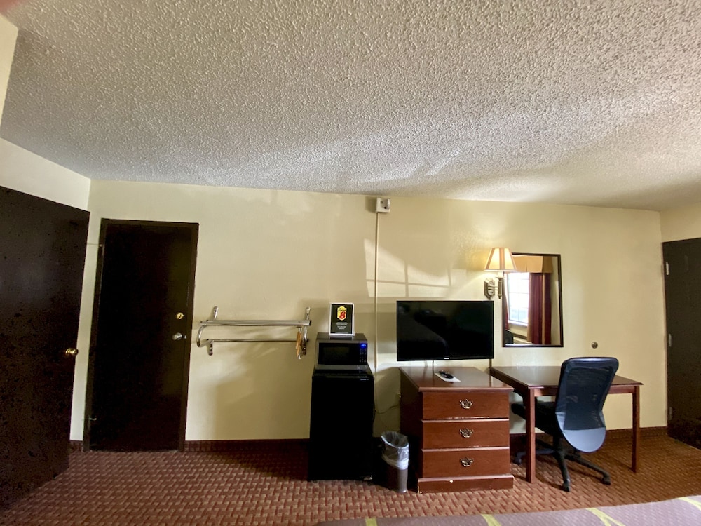 Super 8 By Wyndham Shawnee 40/48