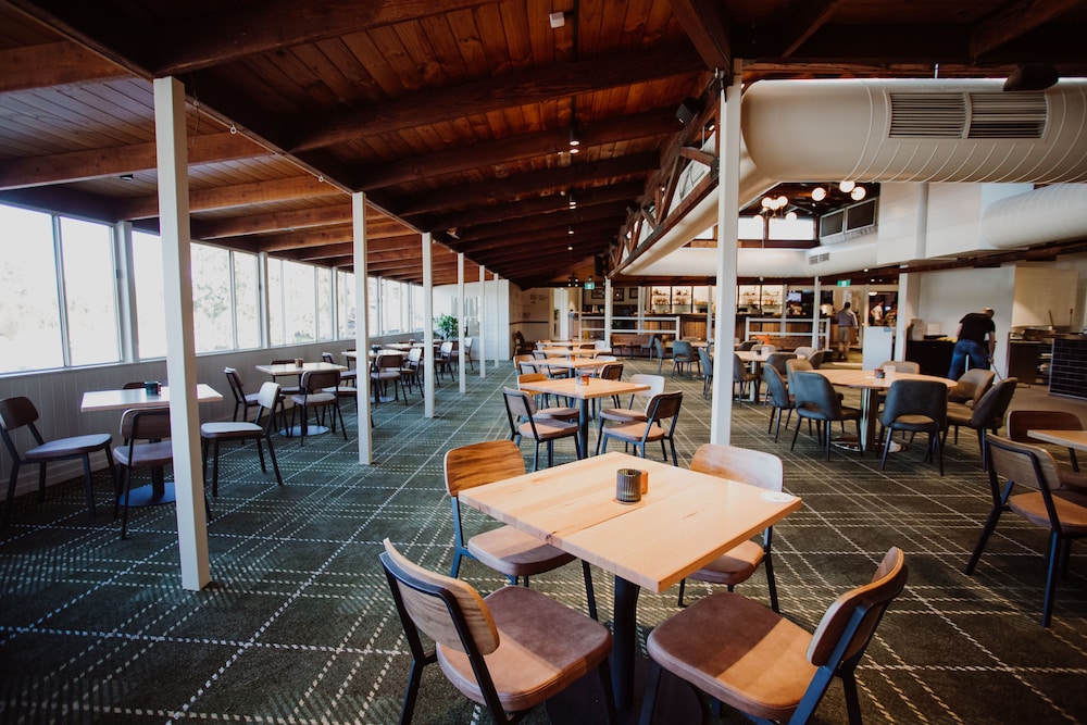 Wallaby Hotel 25/34