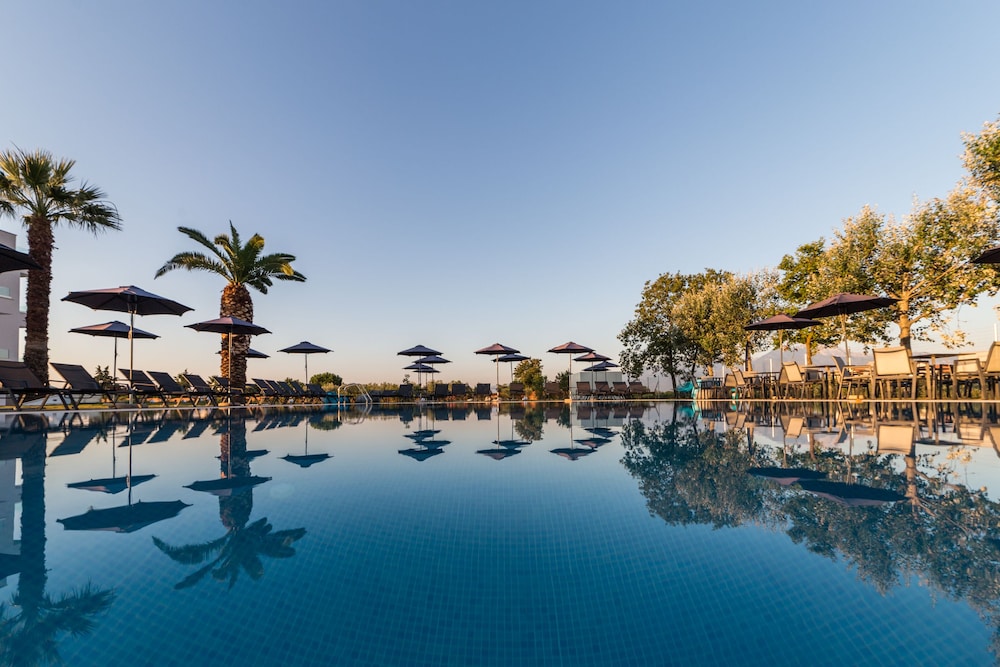 Mythic Summer Hotel 70/74