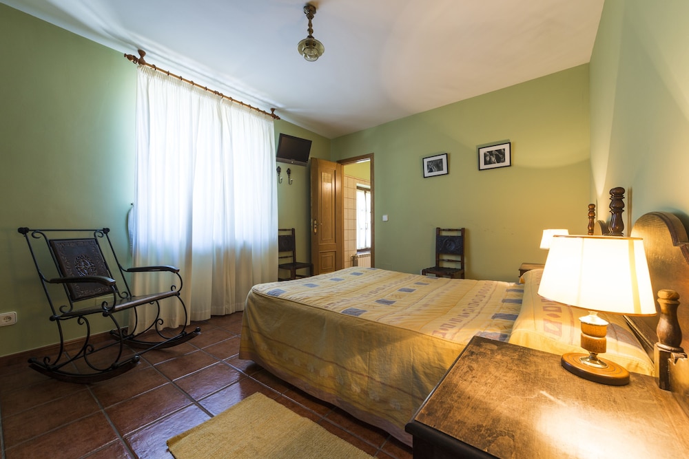 غرفة بسرير كوين، HOTEL RURAL VALLE DE ANCARES 2/5