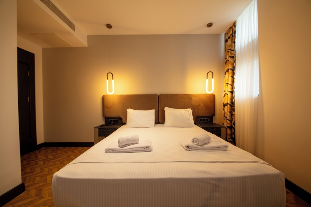 V CENTER HOTEL 25/65