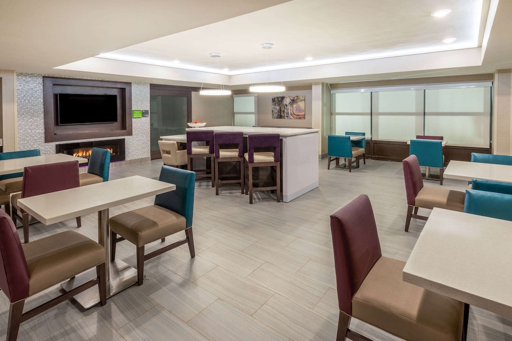 La Quinta Inn and Suites by Wyndham Jonesboro 21/26
