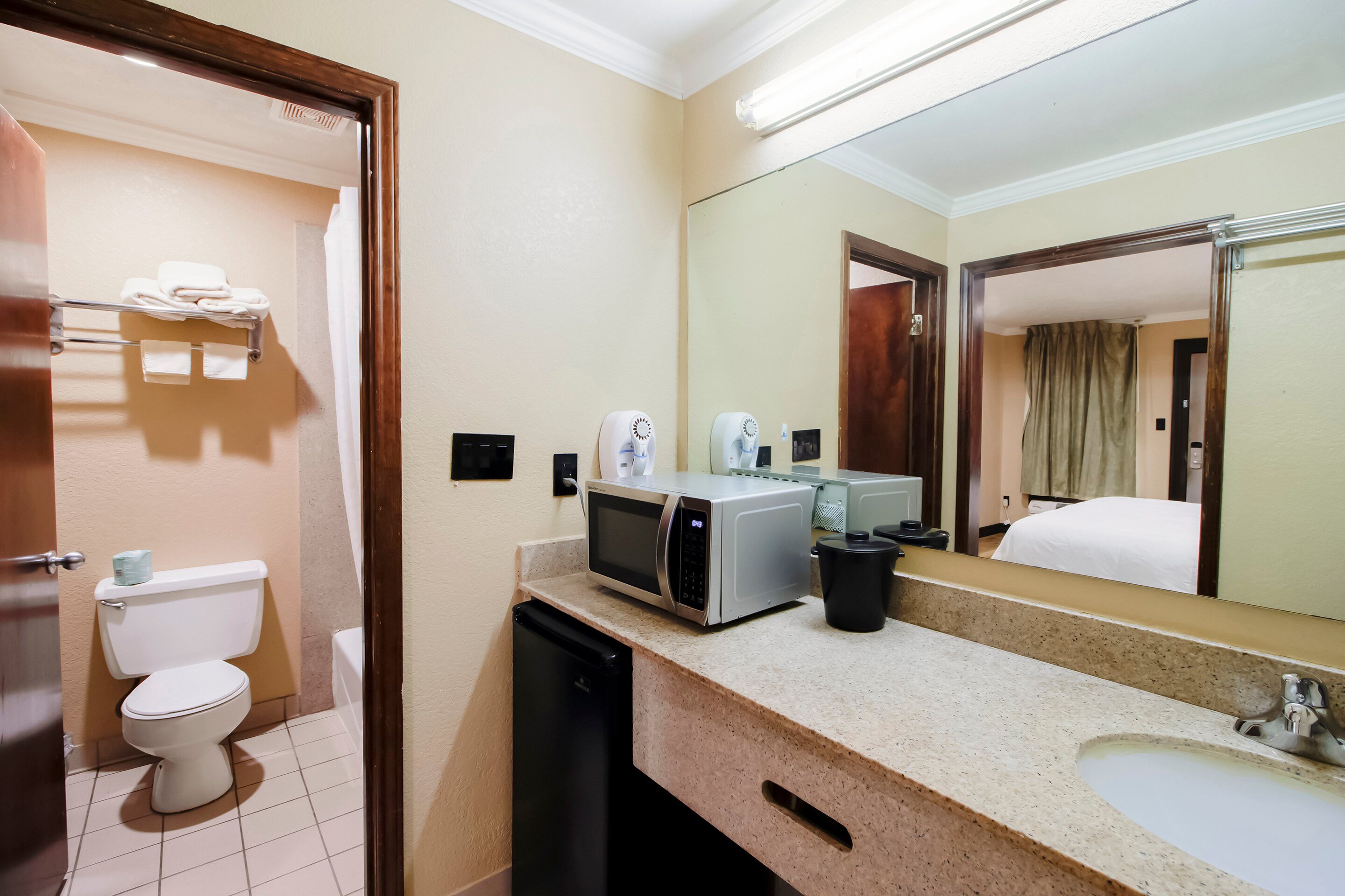 OYO Pinewood Inn & Suites Silsbee 18/20