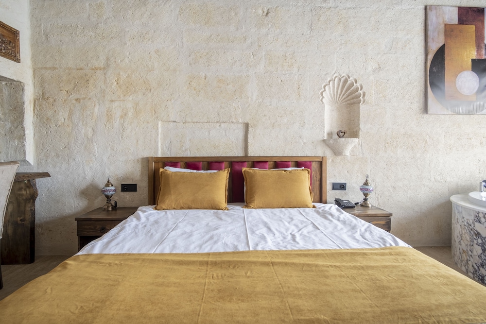 Uzay Cave Suites 20/50