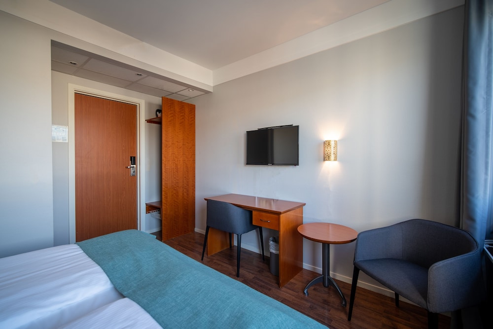 Enter Amalie Hotel 23/79