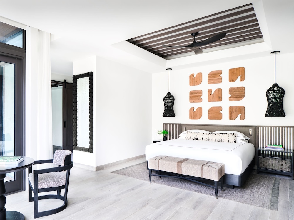 Premium, King Bed, Canopy View, Bathtub