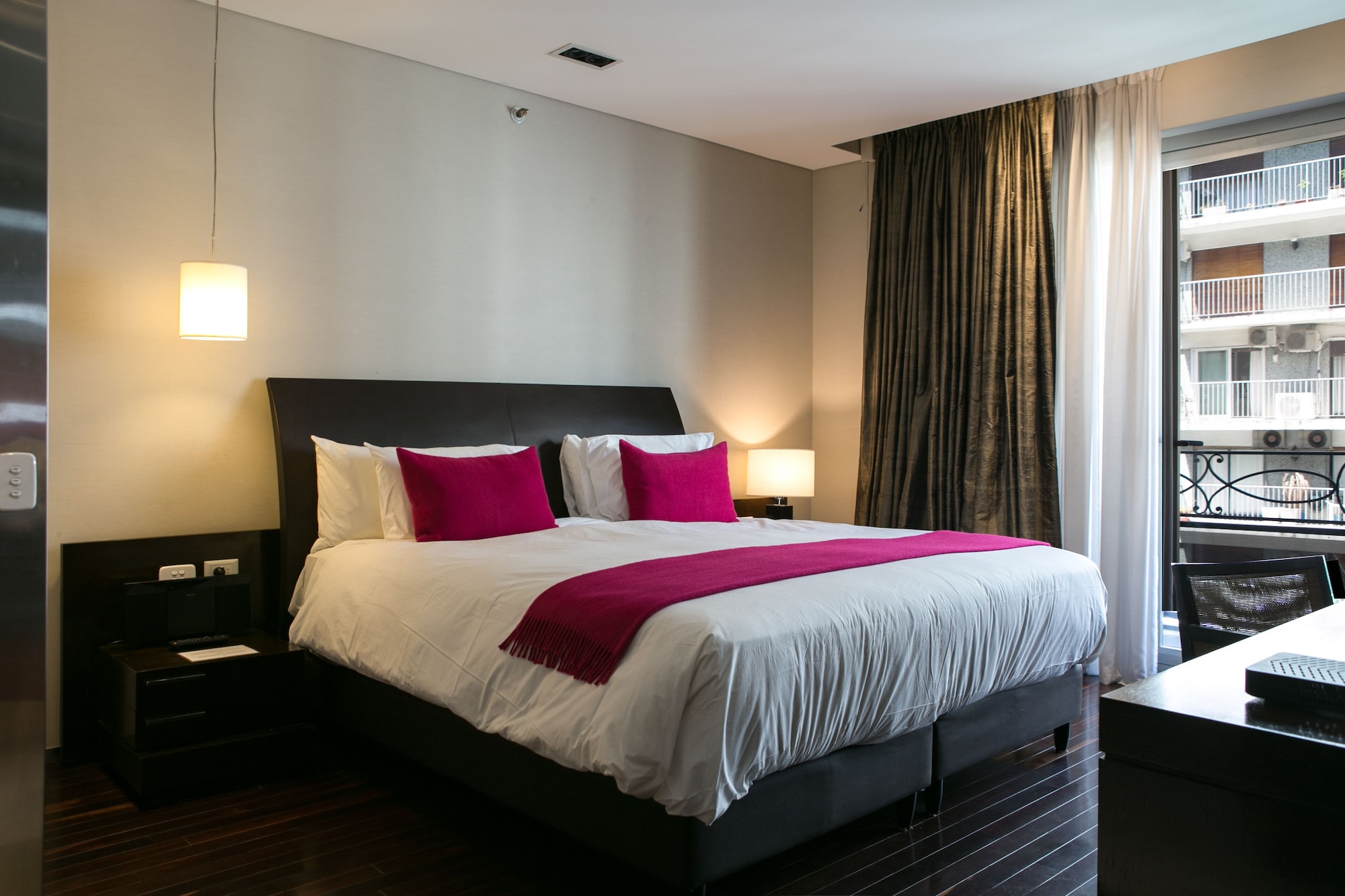 DELUXE, KING BED