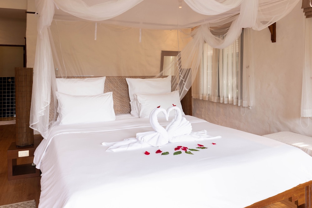 2 BEDROOMS, POOL, VILLA