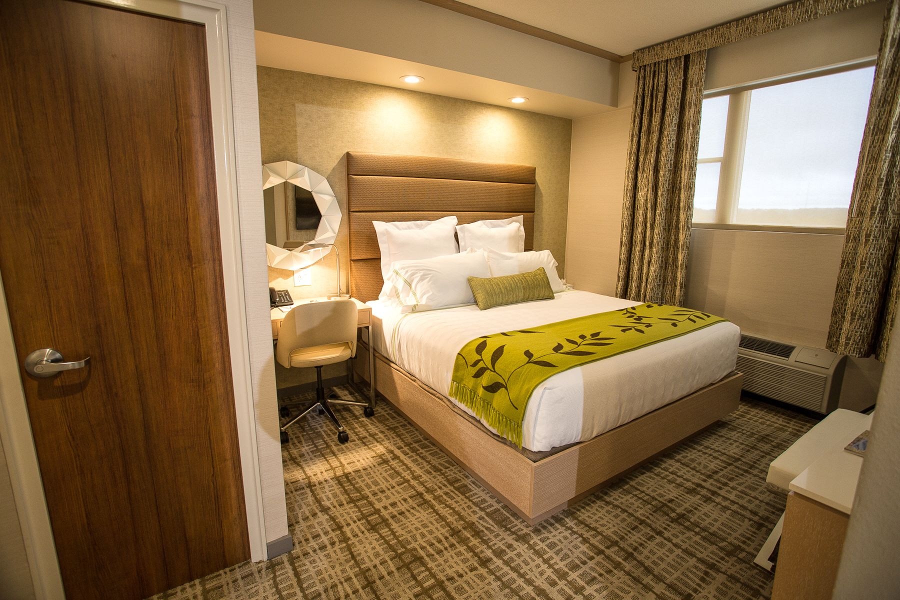Cozy, Tower, King Bed, Corner