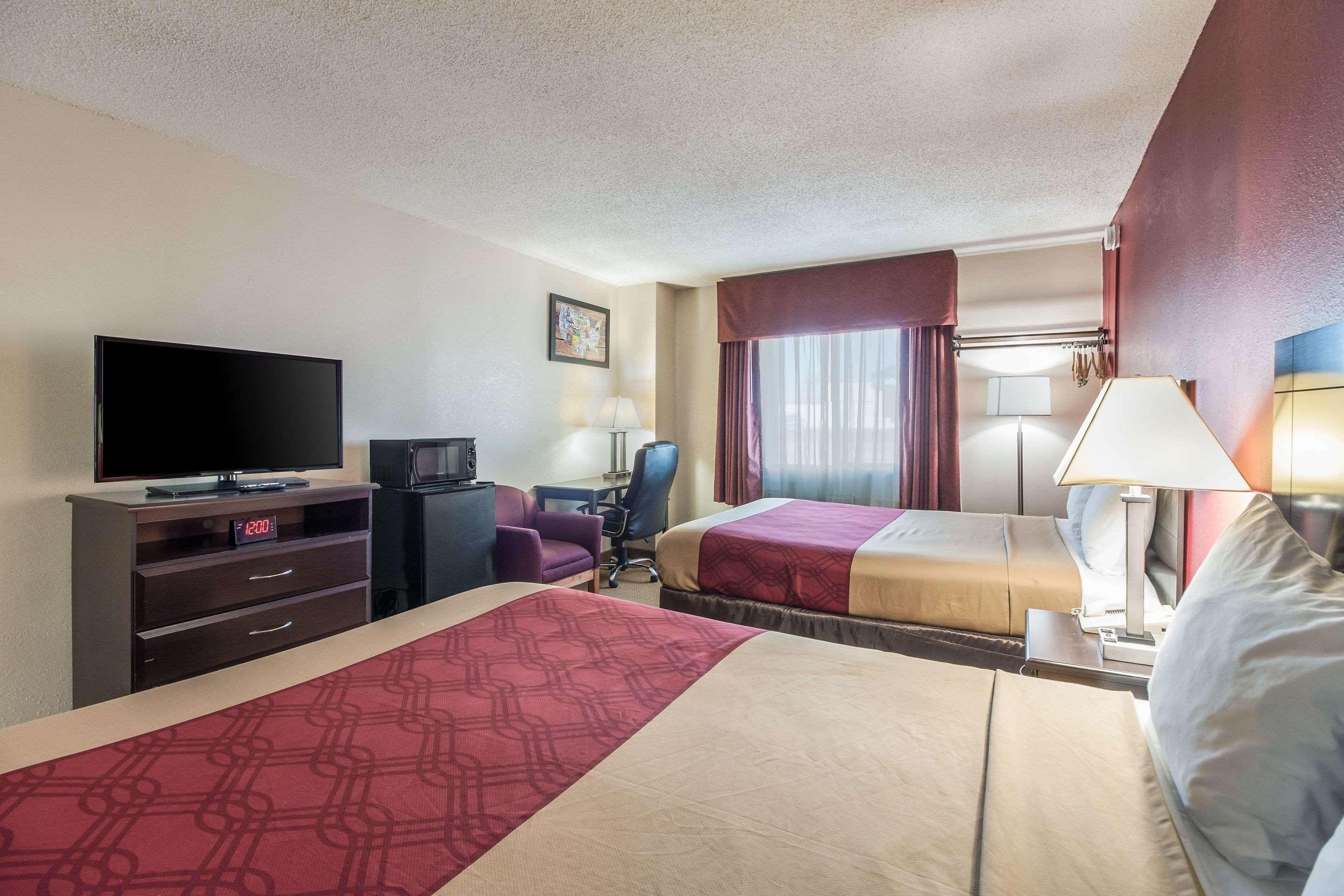 غرفة بسريرين كوين للمدخنين، Econo Lodge Lexington, NE 2/3