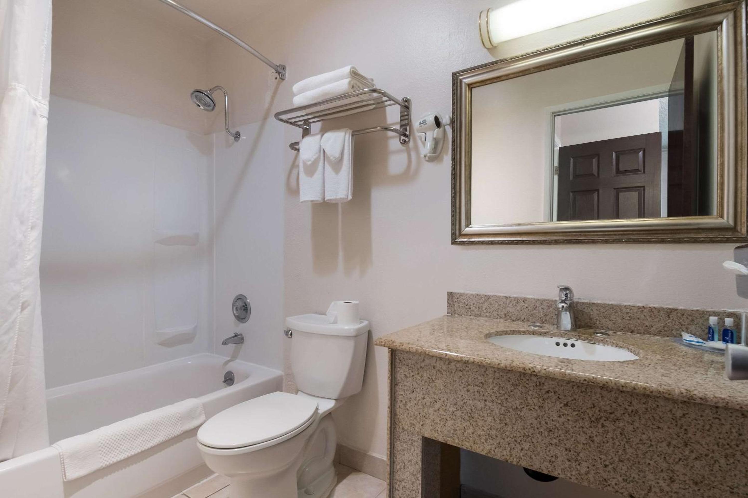 Efficiency, Family Suite, 2 King Beds, Sofa، Rodeway Inn & Suites Portland West - Beaverton 7/8