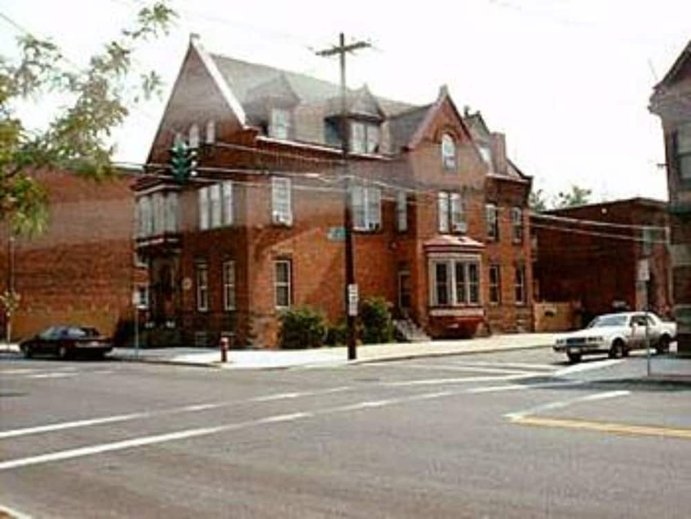 Olde Judge Mansion 29/31