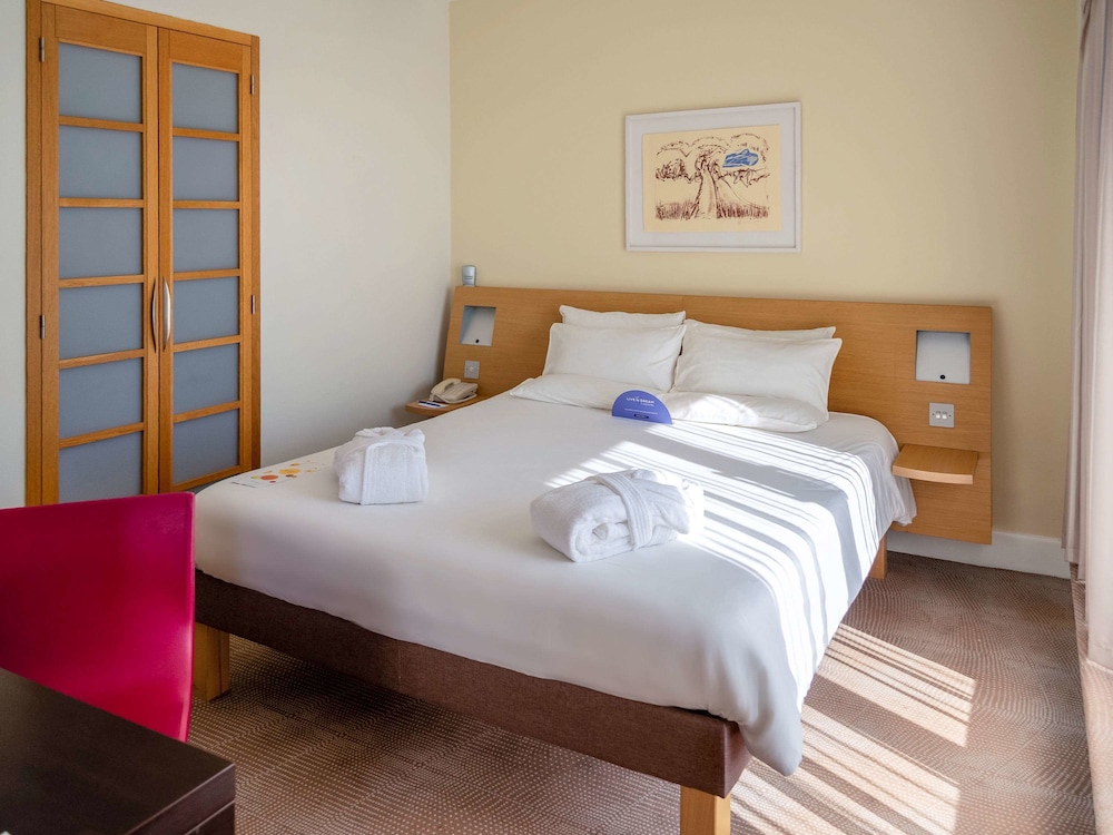 NOVOTEL CARDIFF CENTRE 24/75