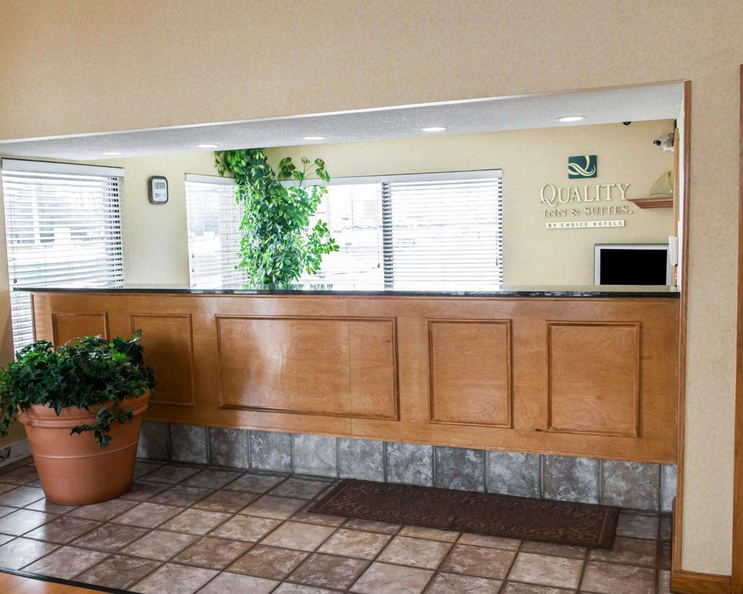Lafayette Inn & Suites 8/48