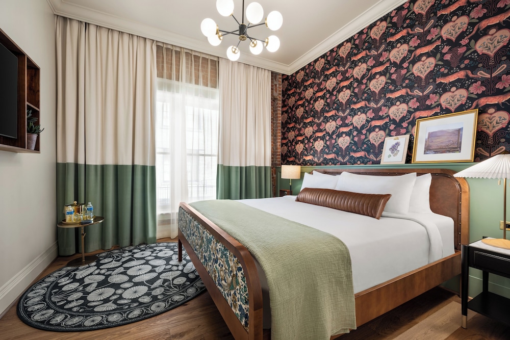Bronze, Queen Bed