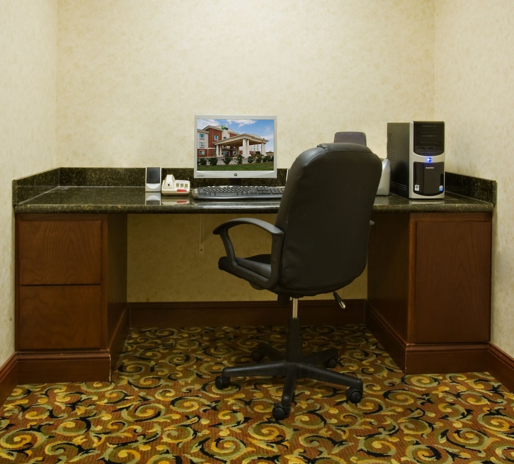 Holiday Inn Express Suites Levelland 45/46