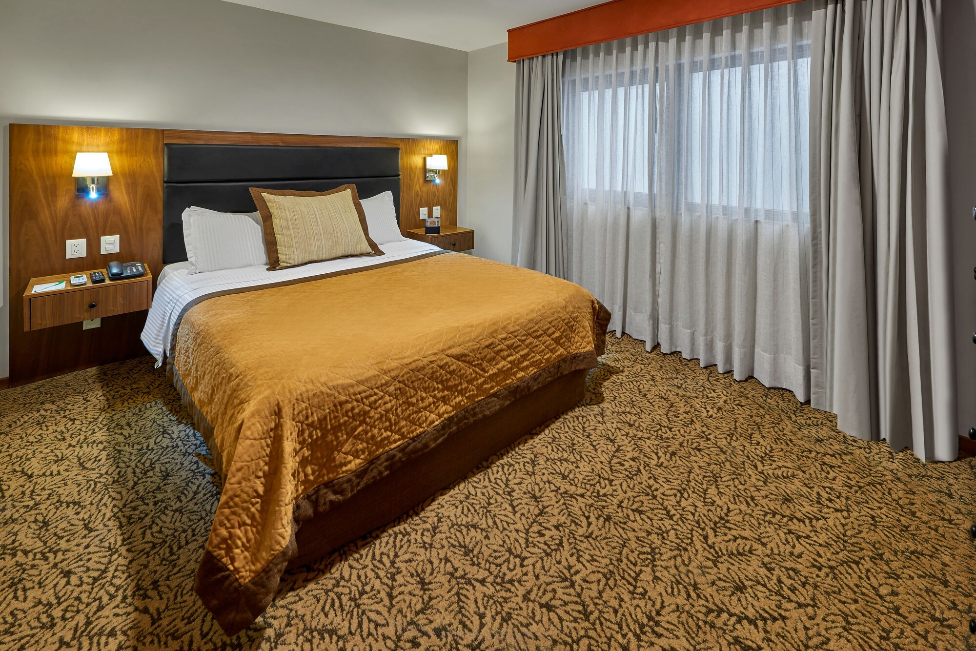 SUITE, QUEEN BED
