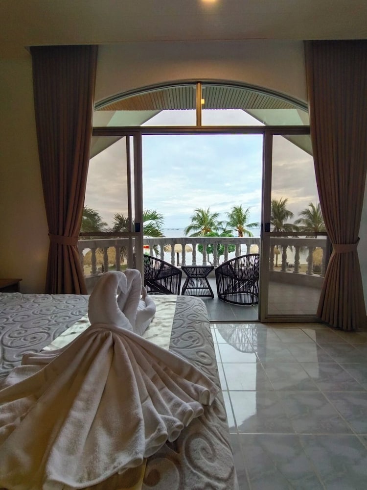 Linaw Beach Resort 40/73