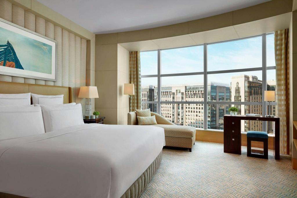 1 Bedroom, Presidential, Carlton, Suite, King Bed, City View, Club Lounge Access