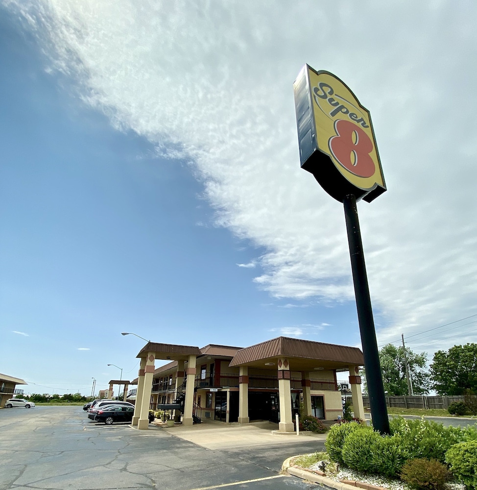 Super 8 By Wyndham Shawnee 5/48