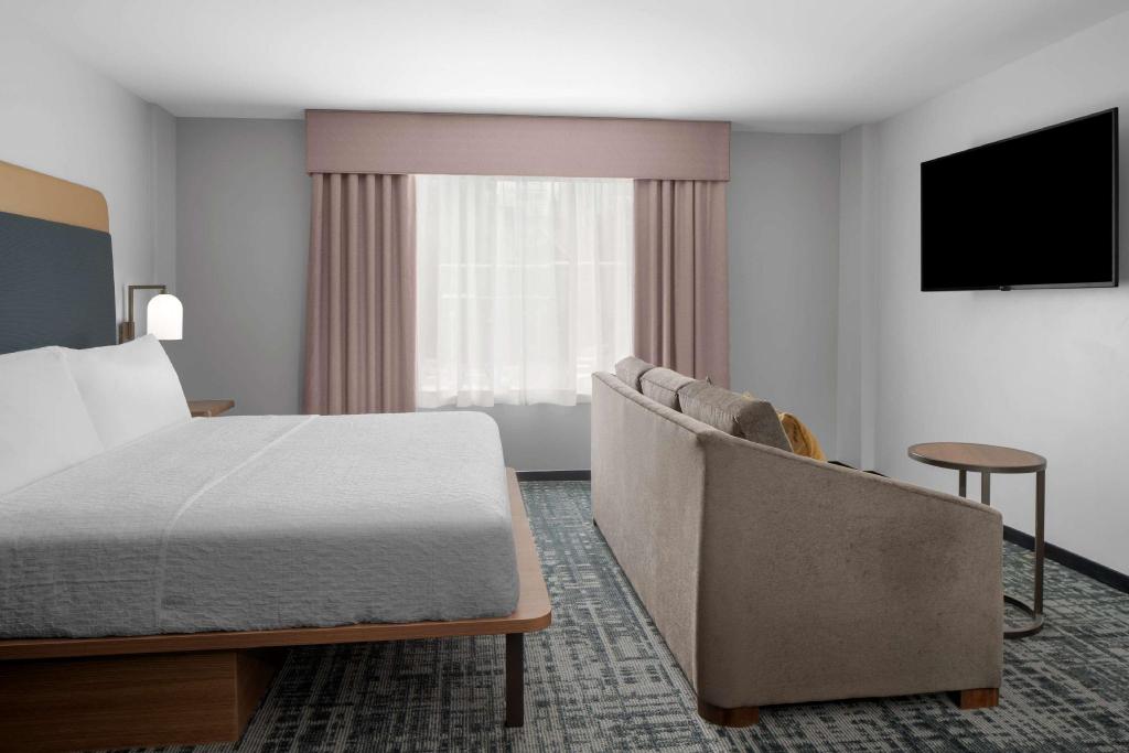 Boardroom, Suite, King Bed, Sofa