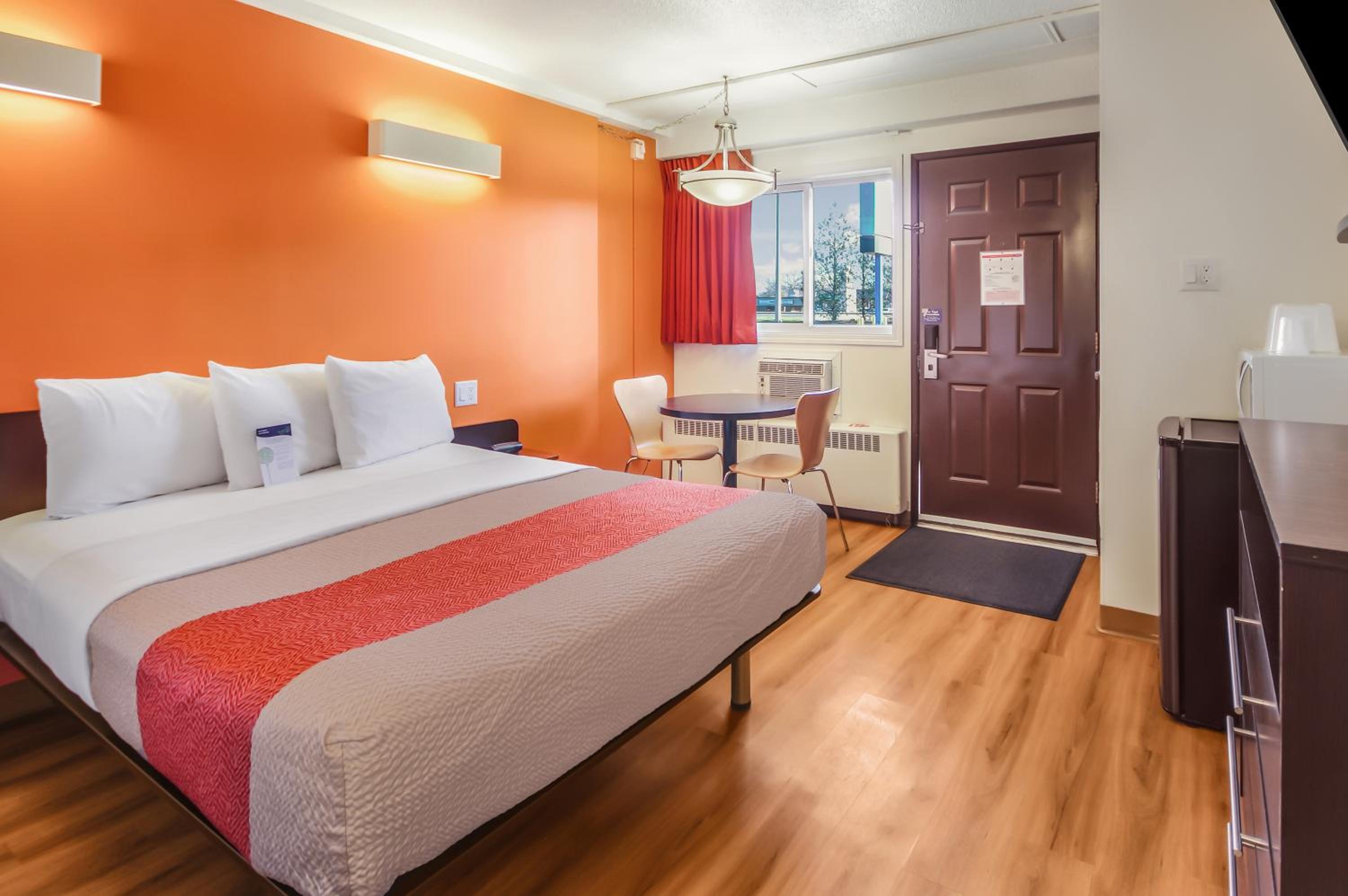 1 Queen Bed - Non-Smoking