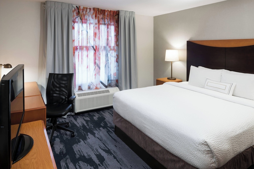 غرفة بسرير كينج مع أريكة لذوي الإعاقة