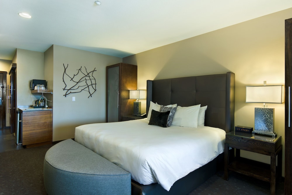 The Oxford Hotel Bend 6/65