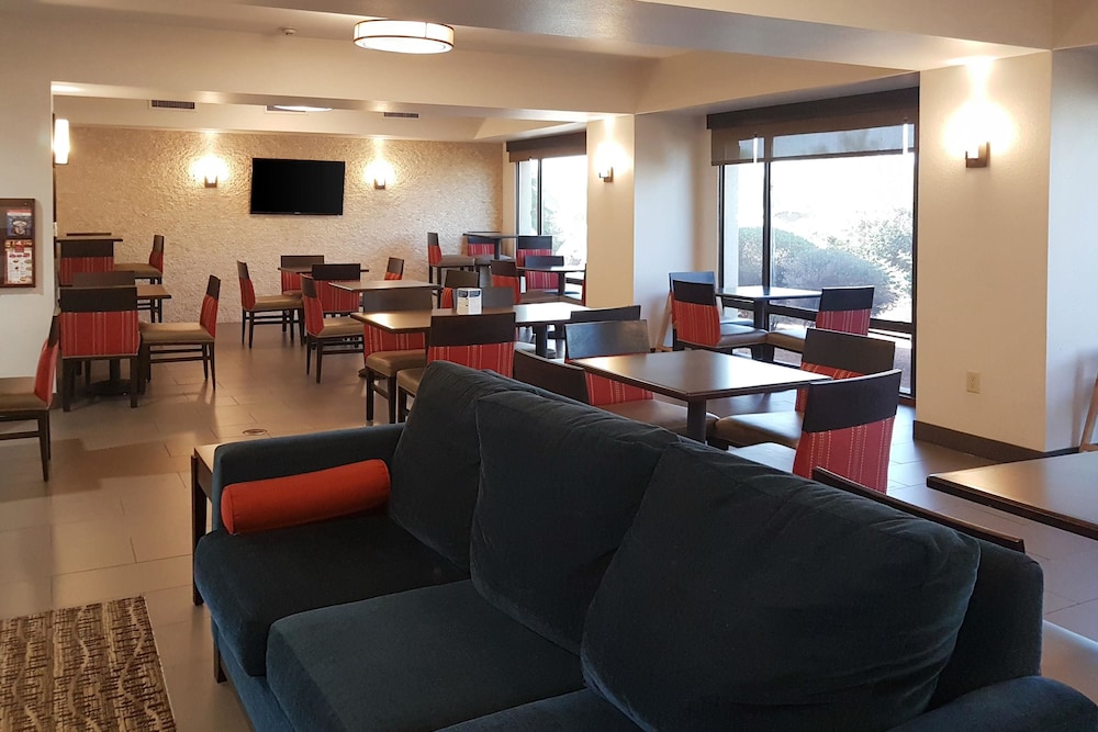Comfort Inn I-10 West at 51st Ave 26/39