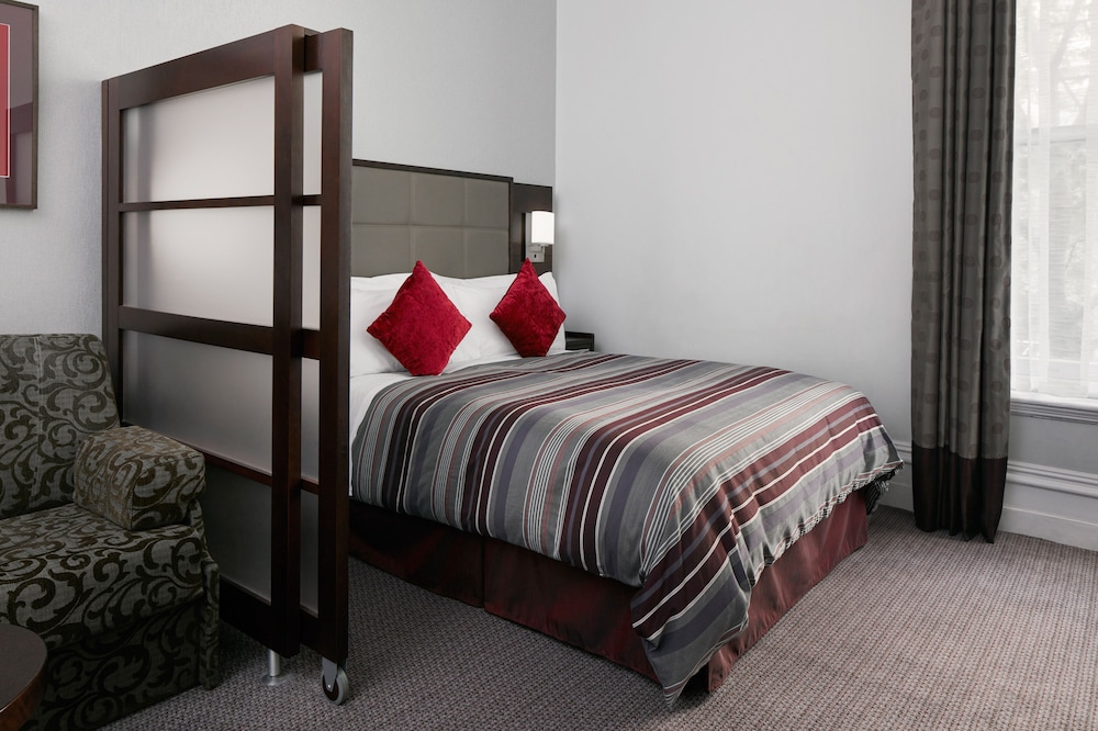 1 BEDROOM, SUITE, KITCHENETTE