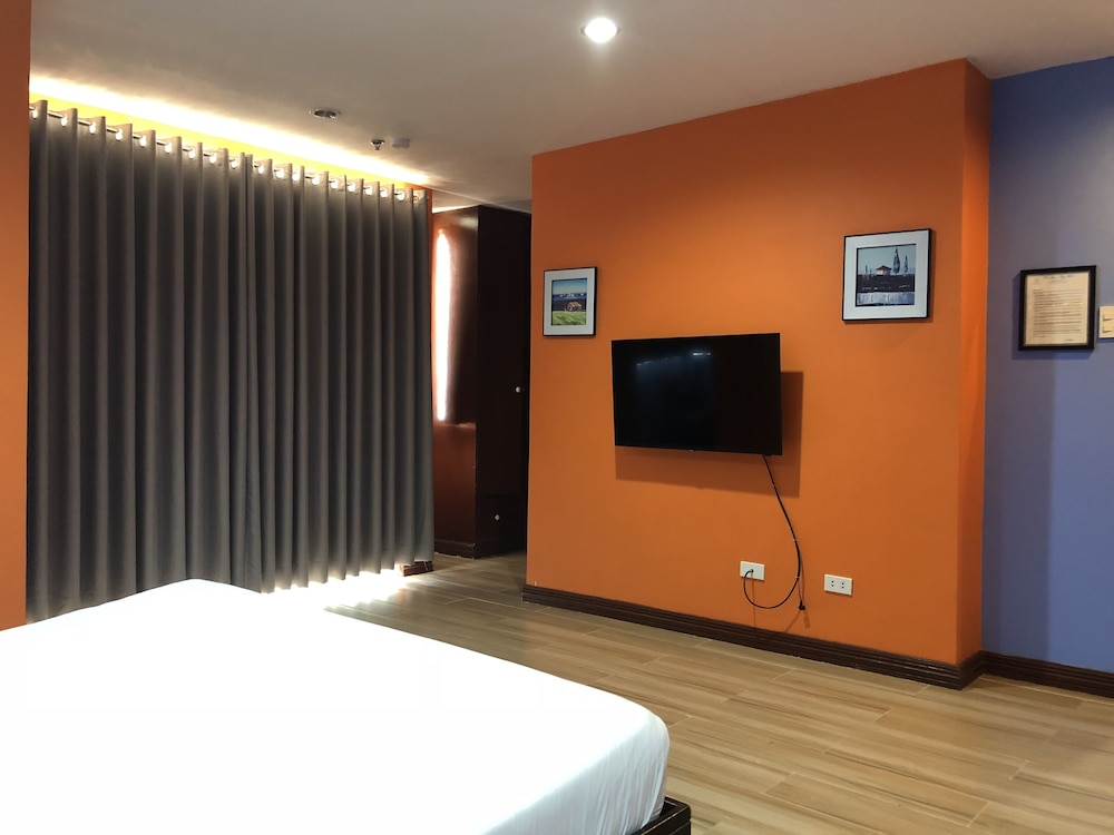 One Averee Bay Hotel 4/59