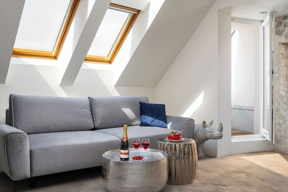 Coco Chanel Boutique Apartment 25/50