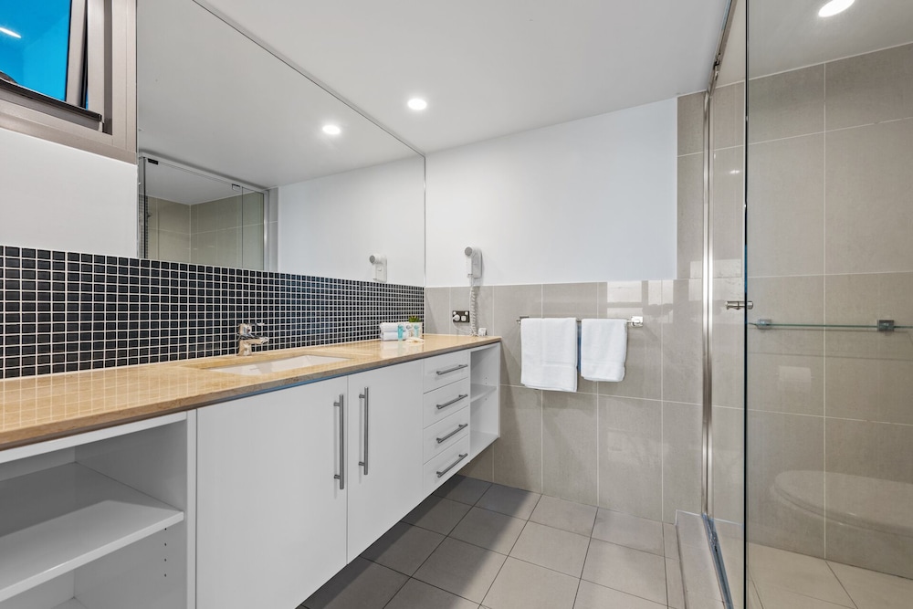 شقة بإطلالة على البحر بشرفة بغرفتي نوم، Proximity Waterfront Apartments 2/2