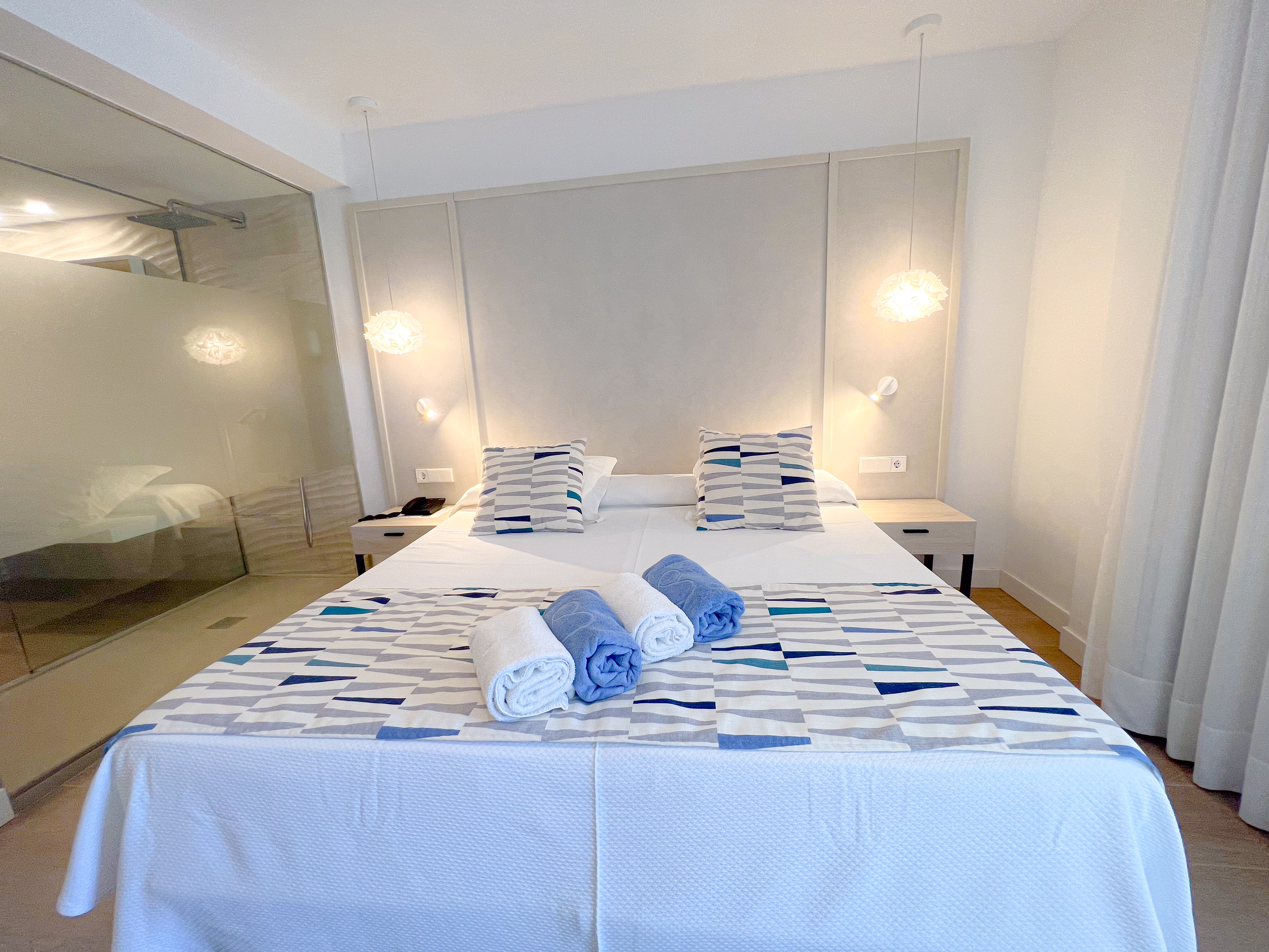 SUPERIOR, DOUBLE OR TWIN BED