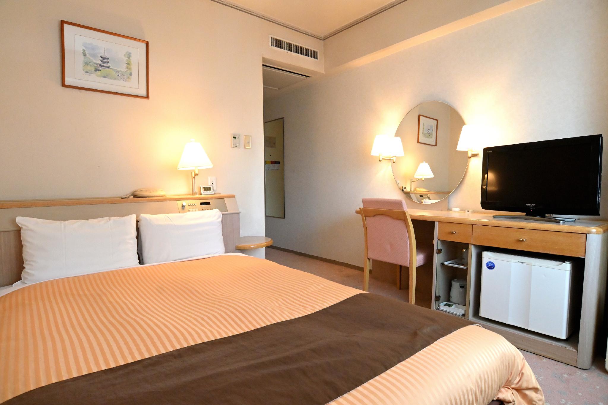 Semi Room, Double Bed, Station Side 3/3