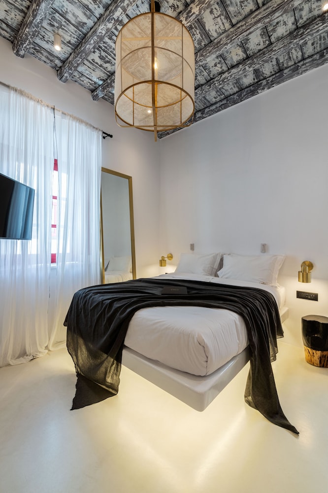 SUPERIOR, QUEEN BED, CITY VIEW