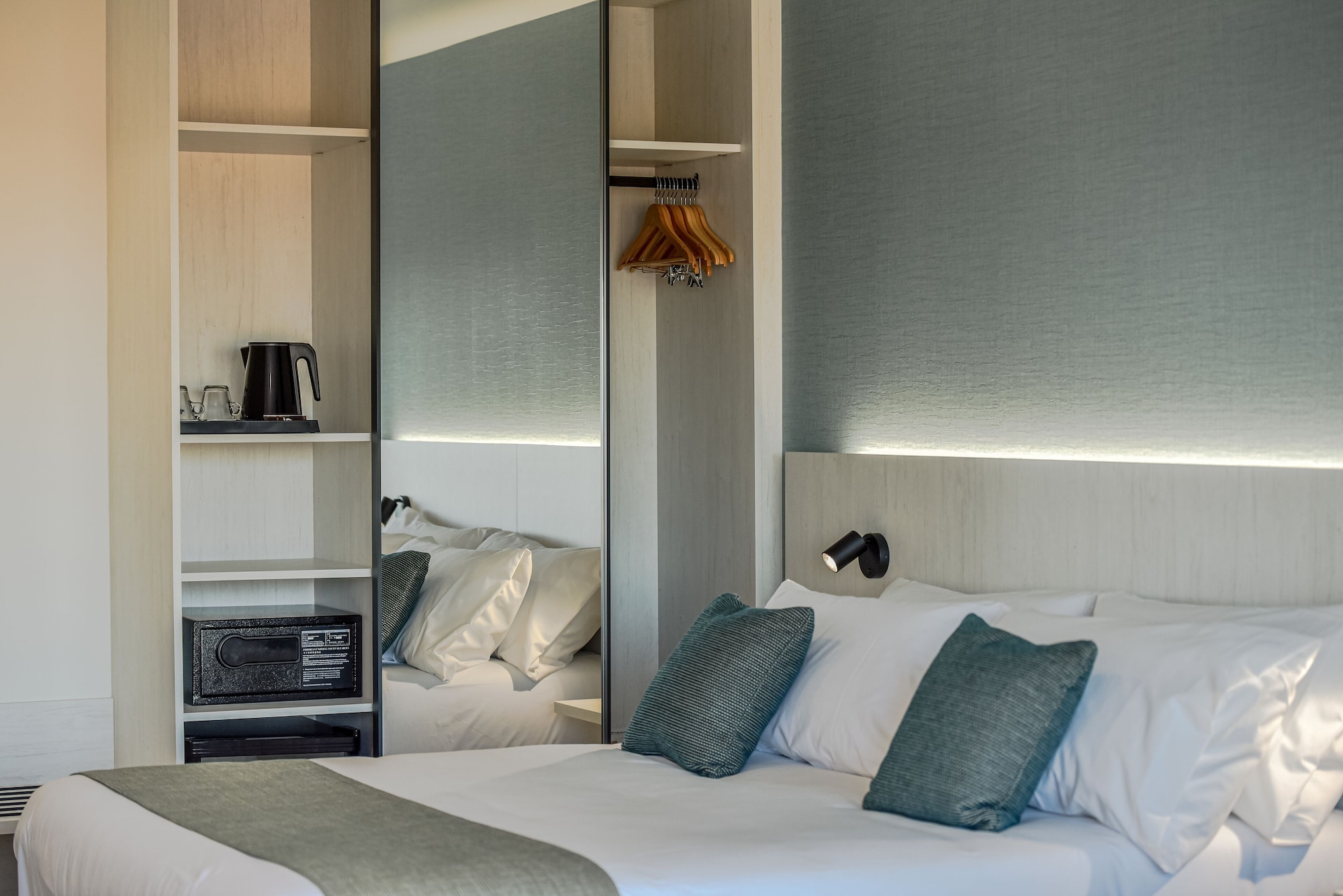 غرفة عائلية بسرير مزدوج بإطلالة على البحر، Ramada Resort by Wyndham Puerto de Mazarron 4/9