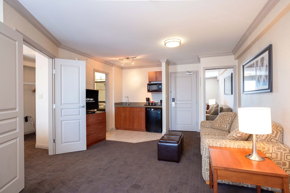 Sandman Hotel & Suites Winnipeg Airport 36/56
