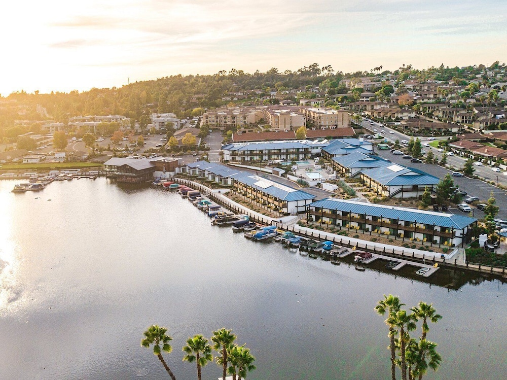 Lakehouse Hotel and Resort 51/100