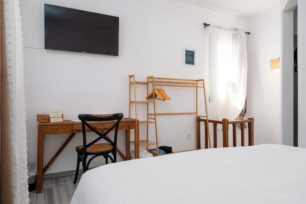 جناح جونيور بسرير كينج مع أريكة، PAROSLAND HOTEL 4/10