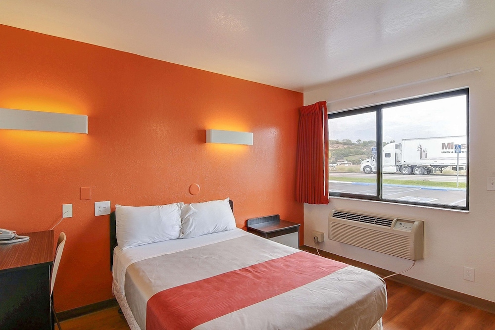 Standard, Queen Bed