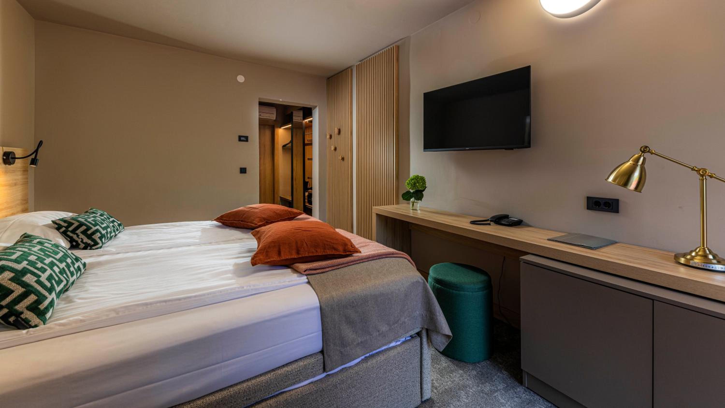 Plus, Standard, Twin Beds, with Extra Bed